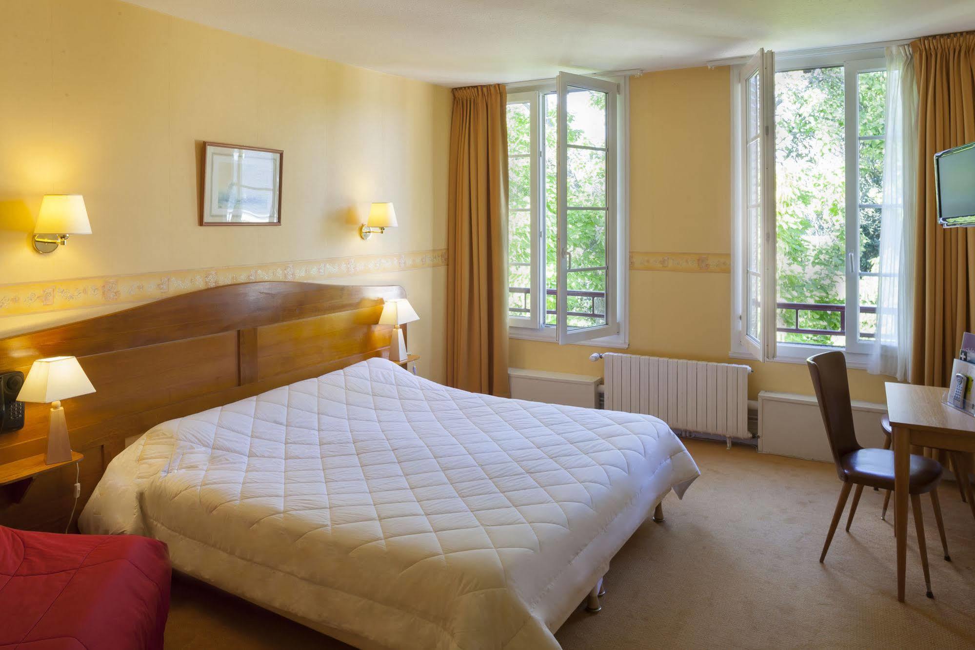 Le Chalet De La Foret Hotel 3 Etoiles Et Restaurant Vierzon Dış mekan fotoğraf